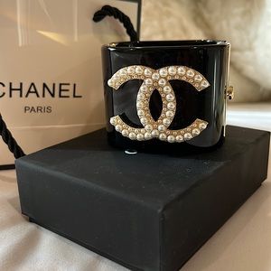 Chanel faux pearl Resin & Strass CC Cuff Bracelet - Gold and Black Resin